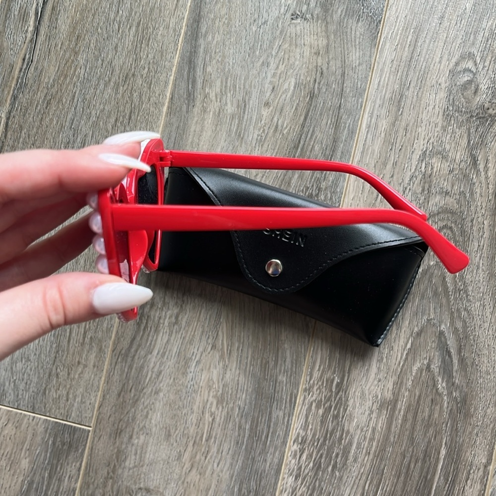 🤎3/$22🤎 SHEIN Red Heart Shaped "Birthday Queen" Sunglasses - Picture 3 of 3
